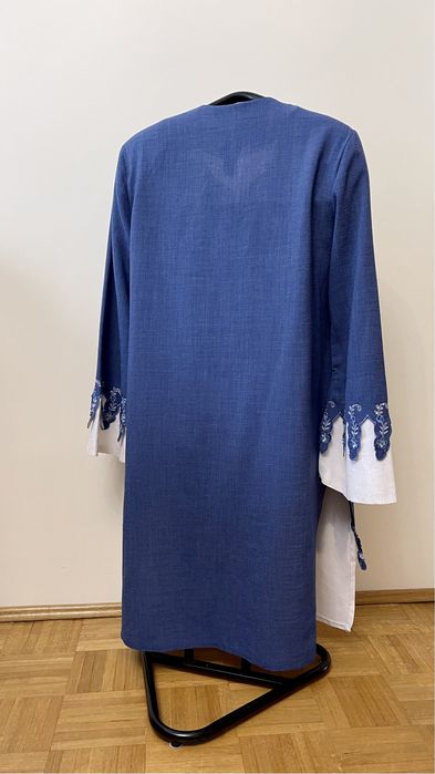 Sukienka z długim rękawem.