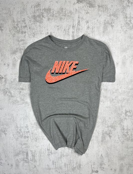 Футболка nike з яскравим графічним логотипом