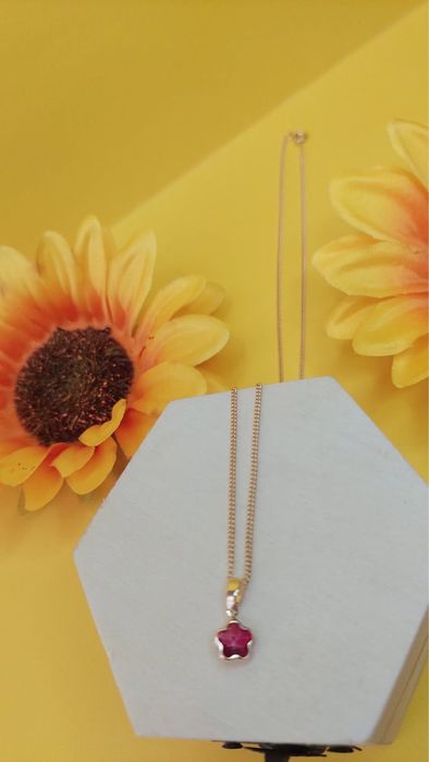 Colar mini treve Rubi com pedra zirconia folheado a ouro.