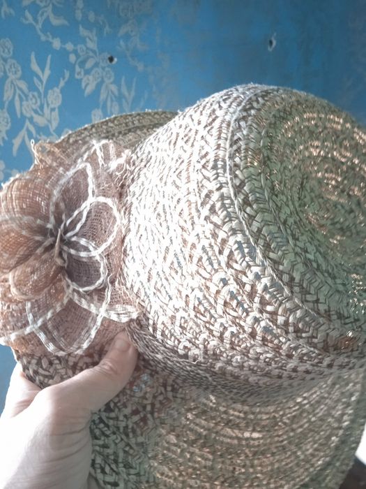 Chapéu vintage com flor