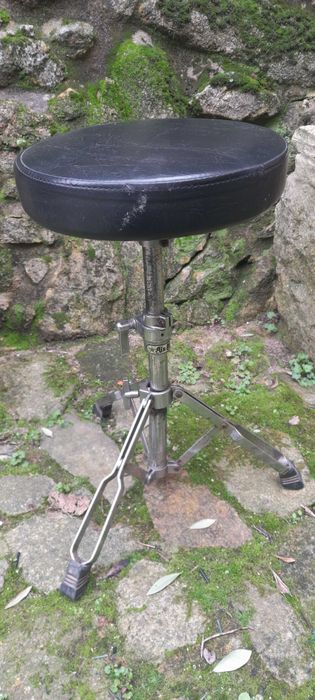 Banco em metal e couro