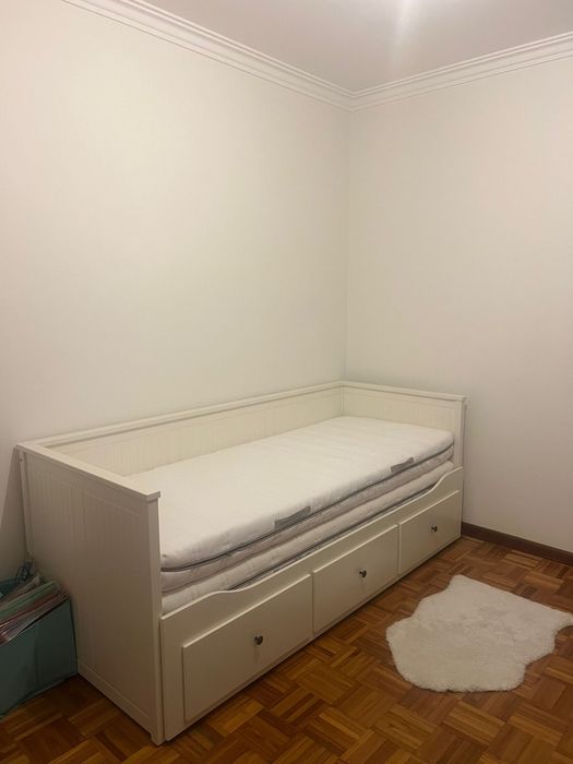 Cama + 2 colechões e 3 cafetões para arrumação