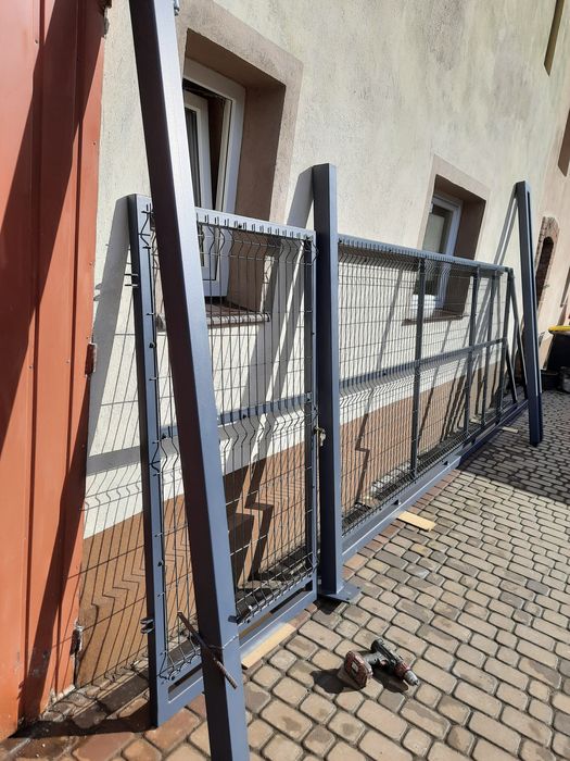 Brama przesuwna ze słupami