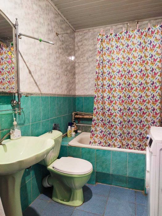 Продам цегляний будинок у центрі Дергачів з частковим ремонтом.