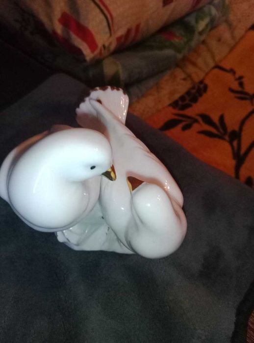 Фарфоровая фигурка   голуби