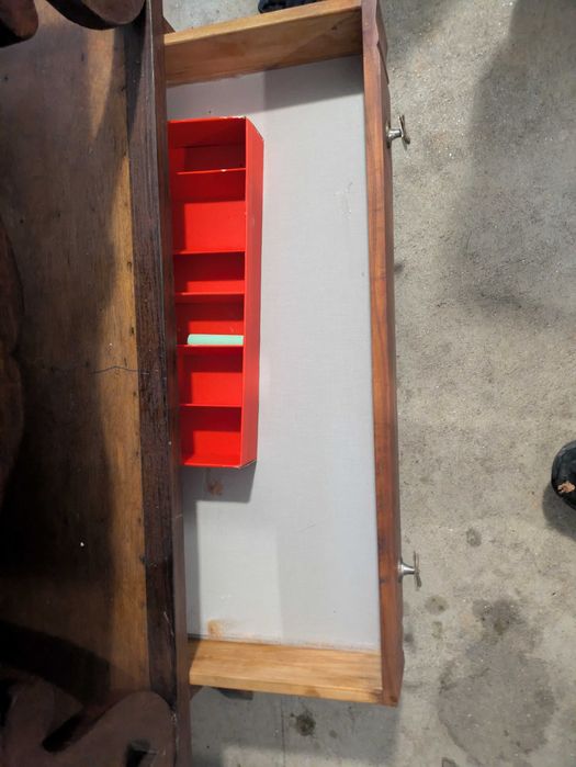 Cômoda de madeira com mármore