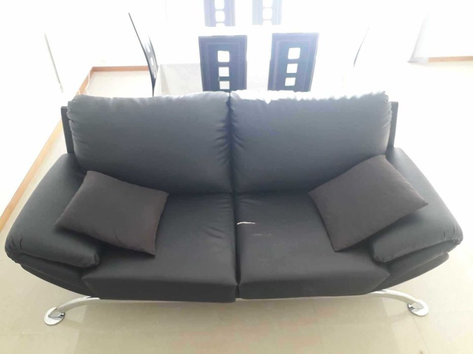 Sofá preto 3 lugares