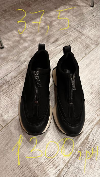 Нові кросівки, ботінки