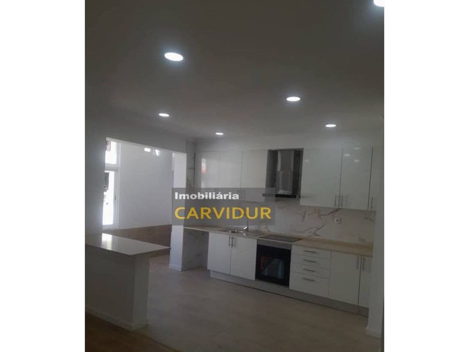 Baixa da Banheira T2 totalmente remodelado