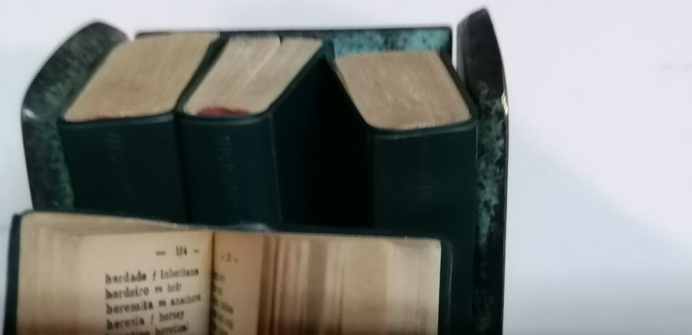 Mini dicionários em estante de metal