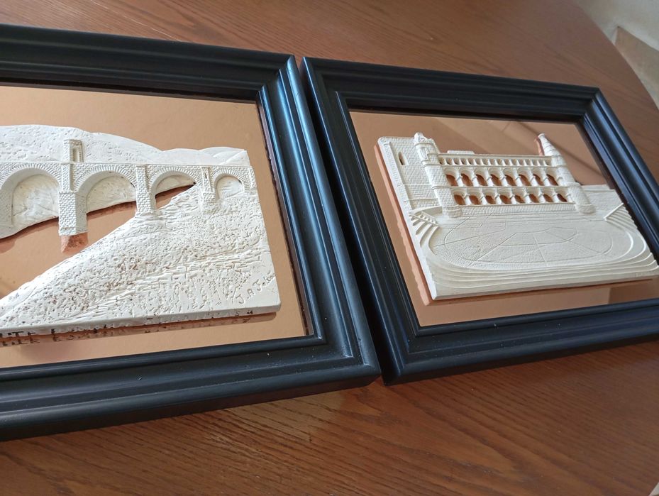 2 quadros em alto relevo com motivos em gesso