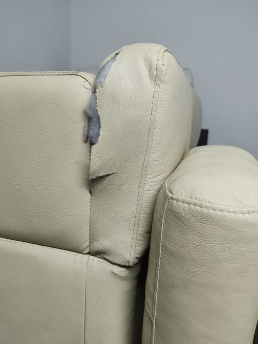 Conjunto de sofás brancos em pele.