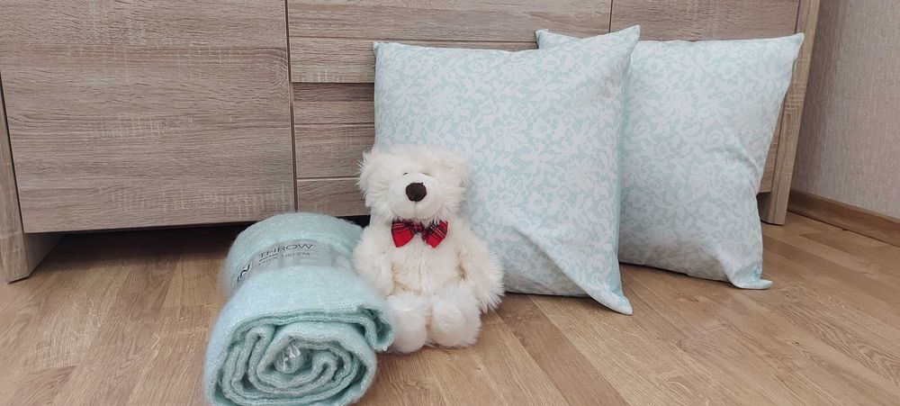 Плед и две подушки мятного цвета