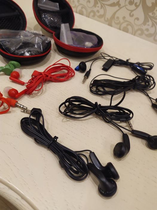 Навушники провідні, дротові  з фірмовим кейсом. Навушники проводные