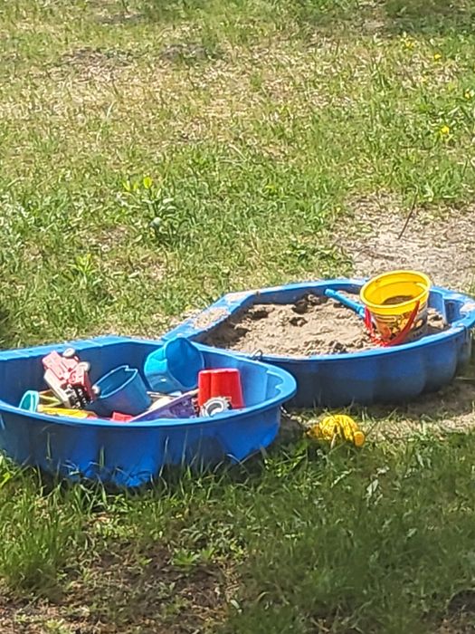 Piaskownica z piaskiem i zabawkami