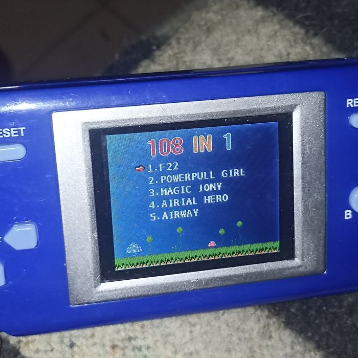 Consola Pequena com vários jogos para criança