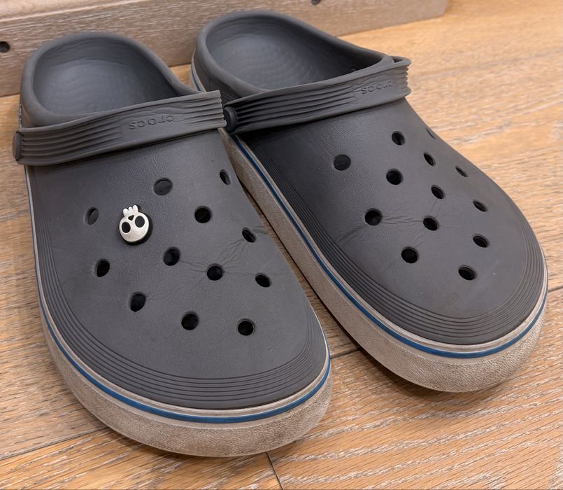 Crocs сірого кольору