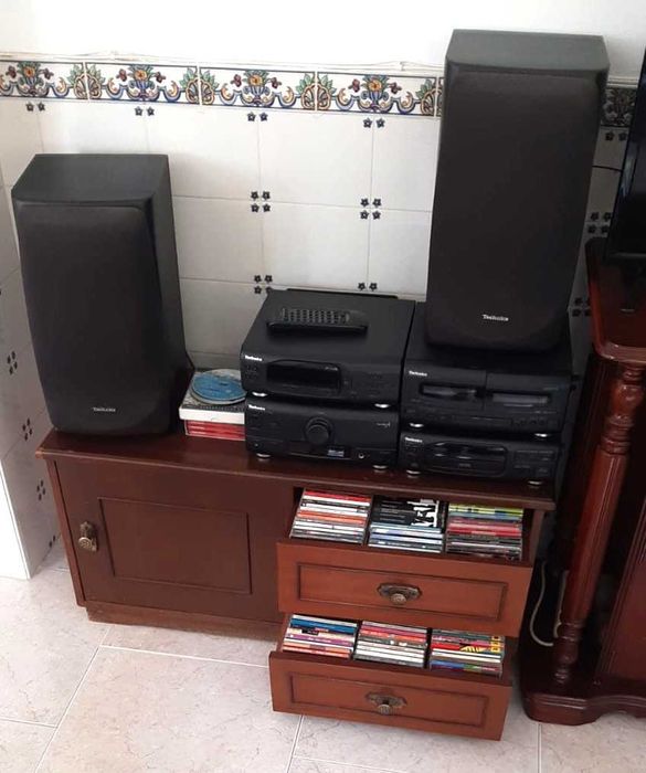 Aparelhagem Technics CH 505 + móvel para CDs e arrumos