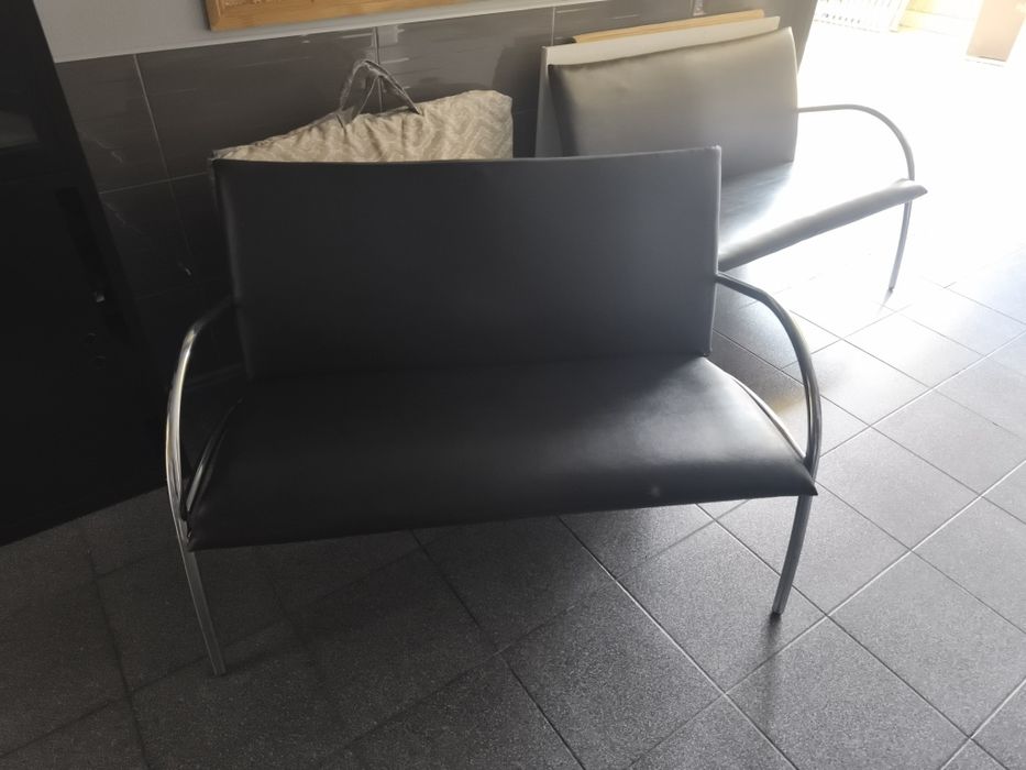 Vendo Sofá  em bom estado cor preta com cromado nos braços