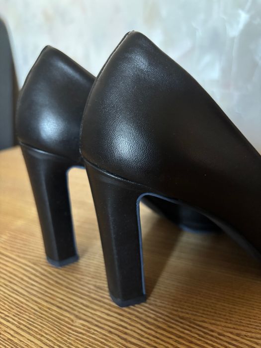 Класичні чорні туфлі United Colors of Benetton, розмір 38-39