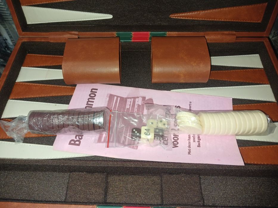 Нарды на подарок в кожаном чемодане.