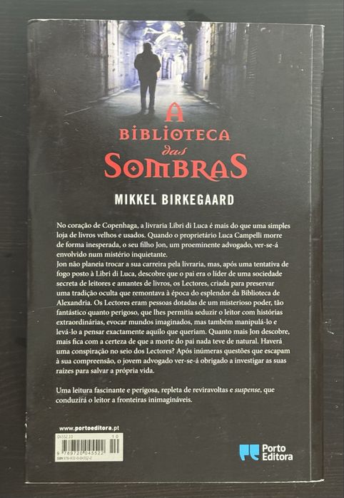 Vendo o livro “A Biblioteca das Sombras”, de Mikkel Birkegaard.