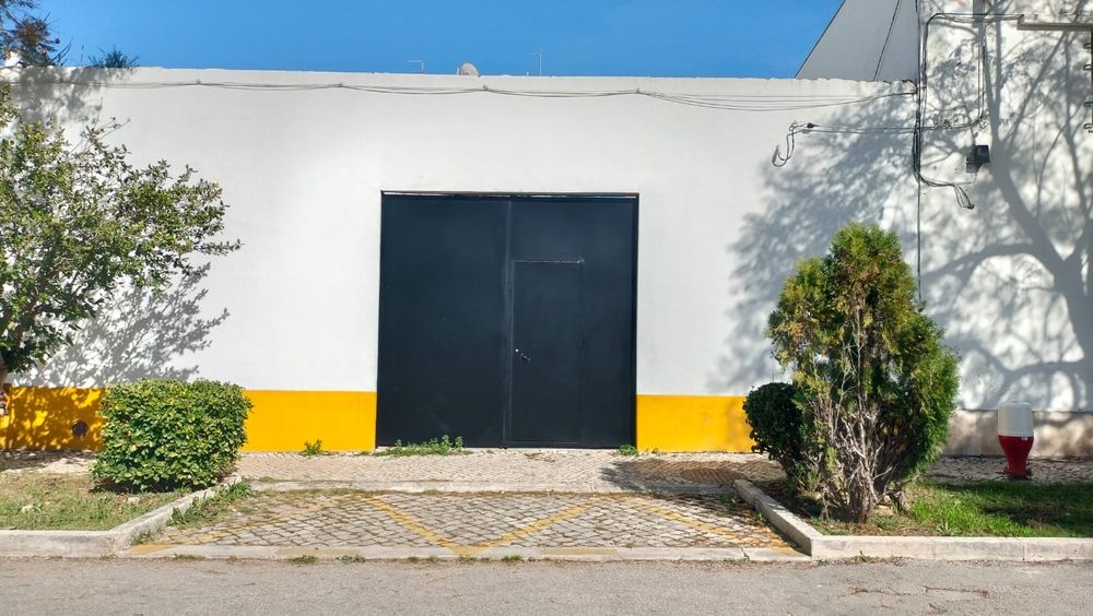 Praia da Rocha ( 3 minutos ) Moradia habitação comércio ( AL ) garagem 6 carros jardim etc