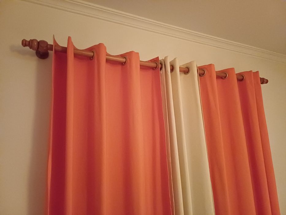 Cortinado com varão de madeira