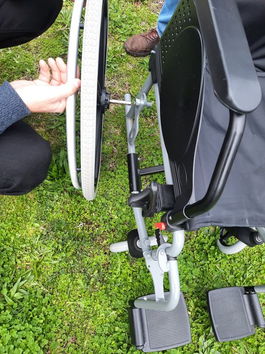 Cadeira de rodas ORTHOS. Patins e rodas destacáveis.  Tem 1 ano