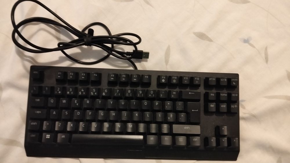 Teclado Razer com fio, pouco usado e em ótimo estado de conservação. Valor entre 30 e 40 negociável. Quero vender rápido!!