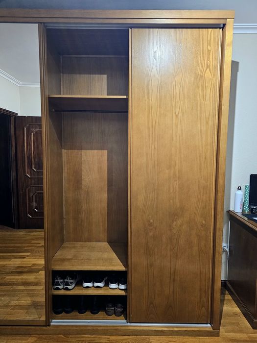 Roupeiro com espelho