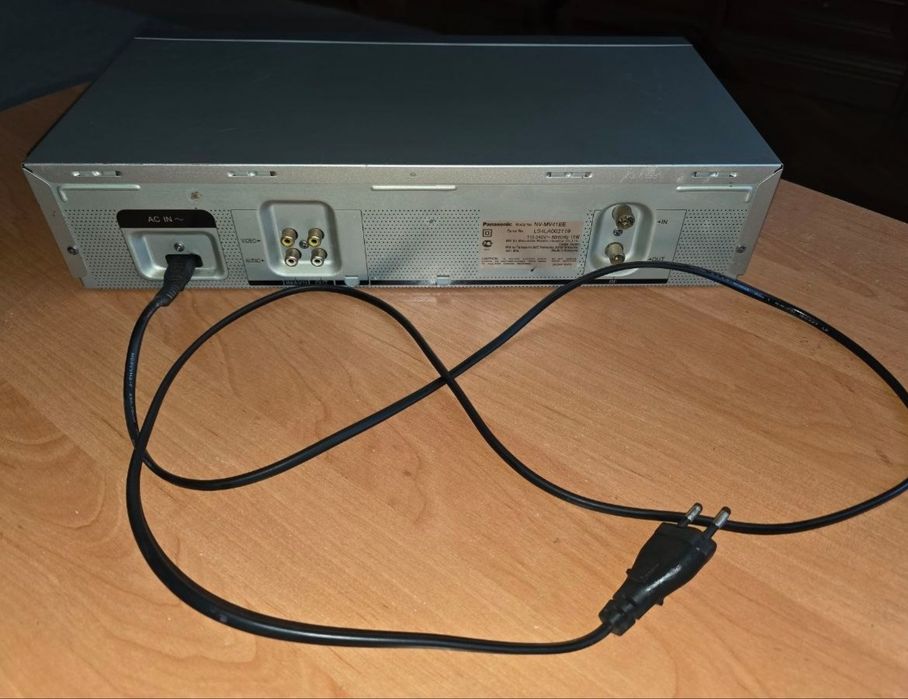 Супутниковий тюнер  onenbox F-300FTA в гарному стані.