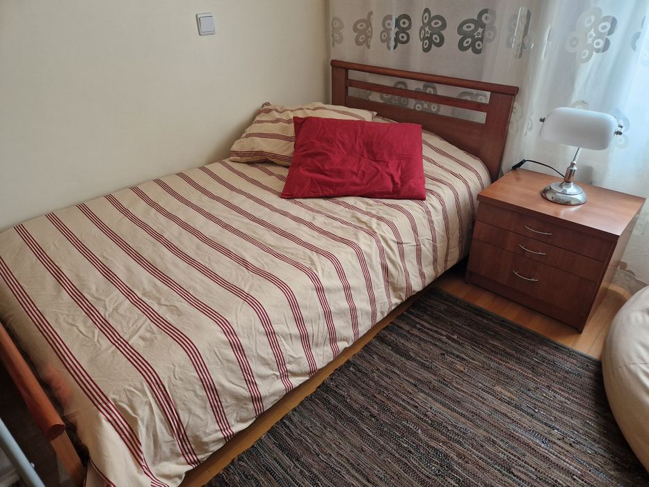 Cama solterio e mesa cabeceira