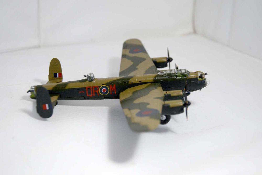Avião Miniatura Lancaster 1:144