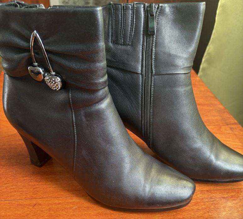 Чорні шкірянні чоботи