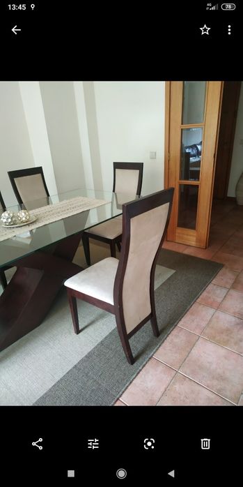 Cadeira em madeira e estofada