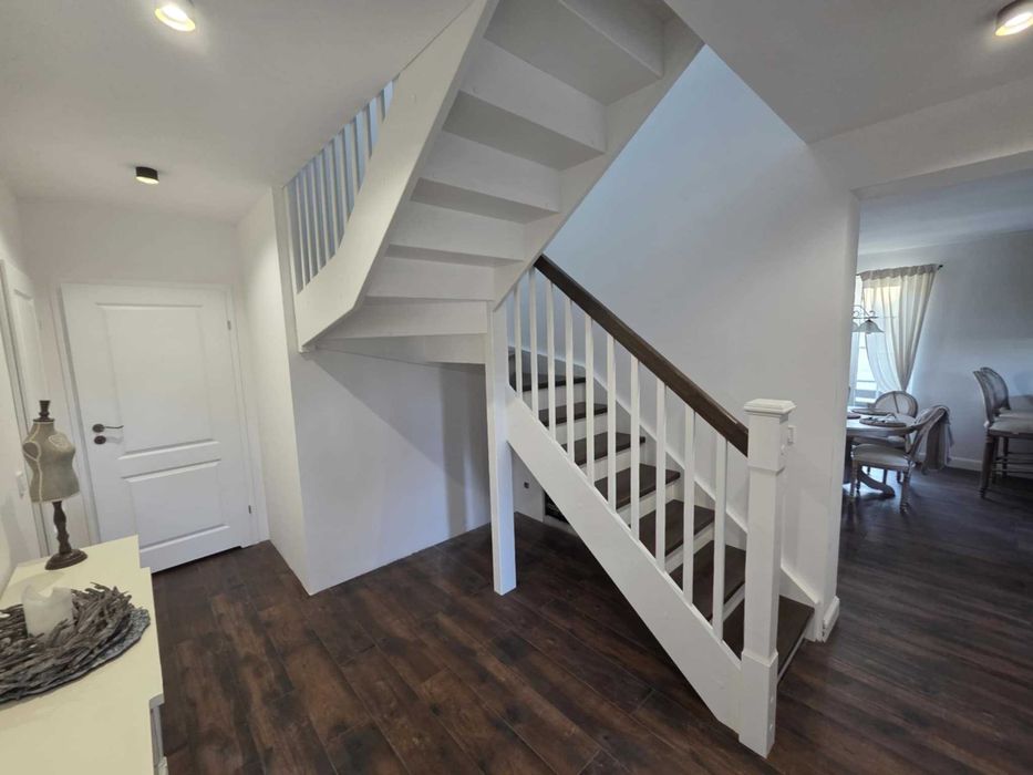 Schody drewniane samonośne , na beton , dywanowe