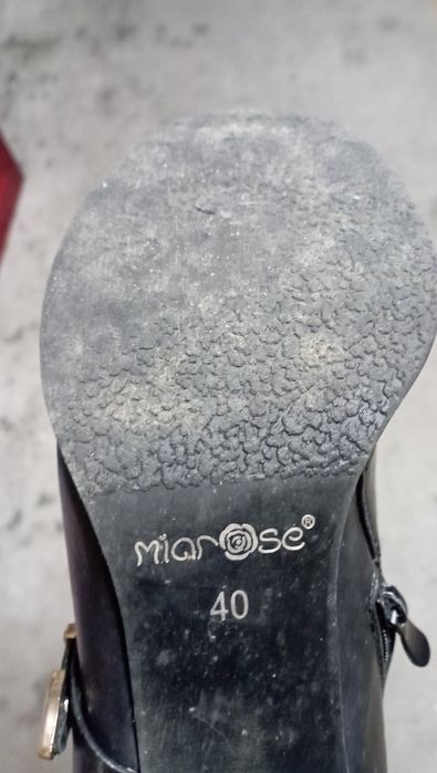 Botas preta e rosa são n38 e a última bota n40  n40