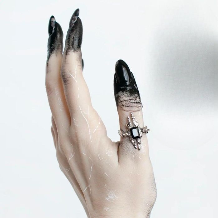 Anel Prateado Massivo com Pedra Preta – Design Estético e Moderno