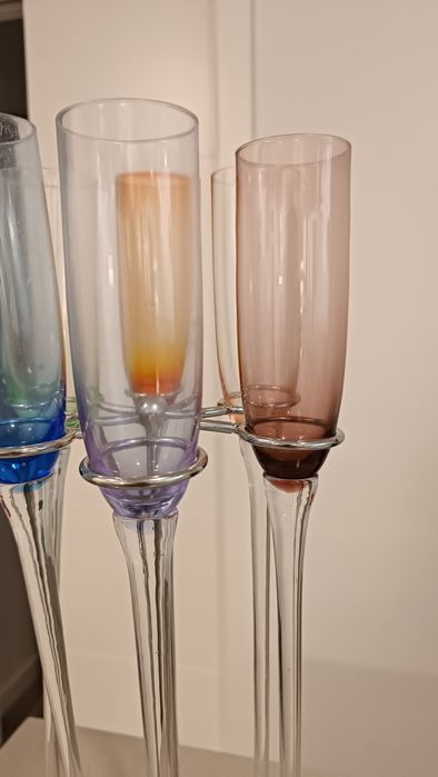 Copos de champanhe, pés compridos, em suporte prateado