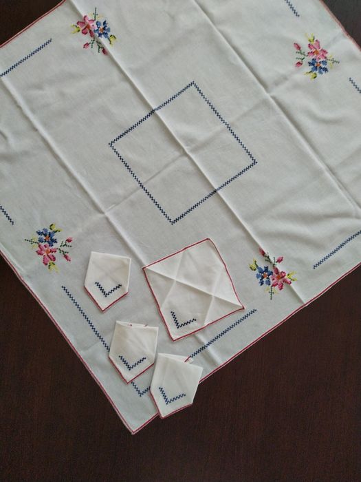 Toalha com 4 guardanapos nova em algodão bordada à mão em ponto de cru