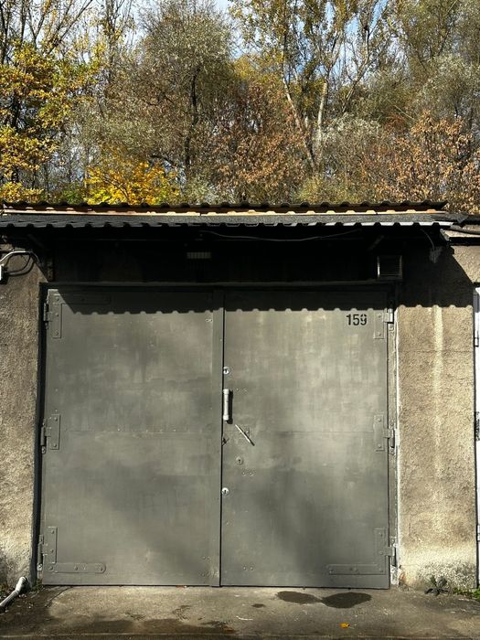 murowany garaż z kanalem