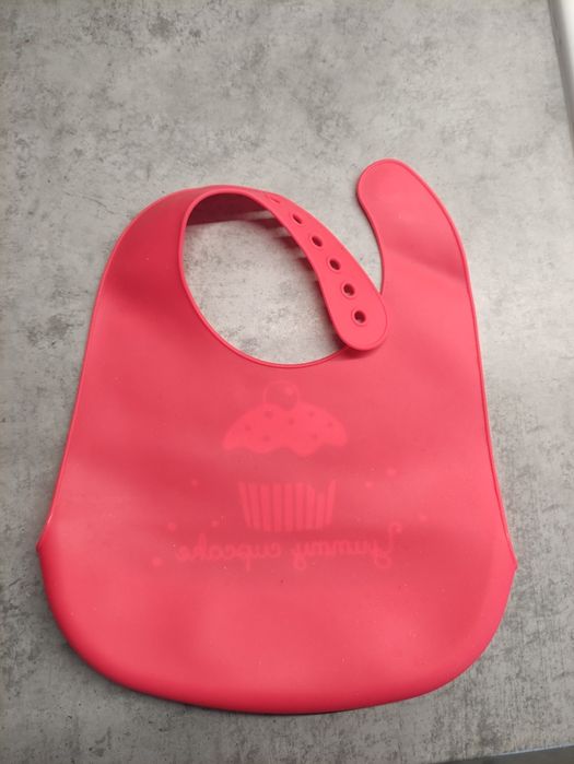 Czerwony silikonowy śliniaczek Canpol babies