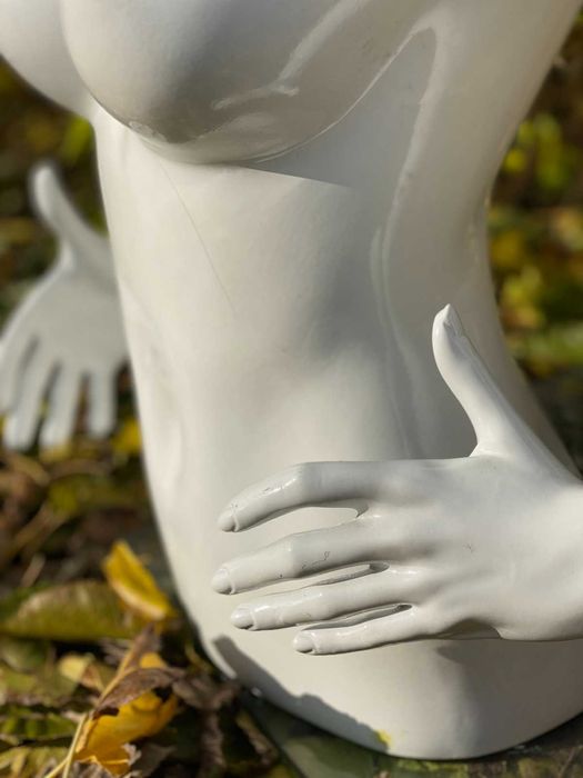 Жіночий манекен-тулуб Італія, б/у, білий колір з руками