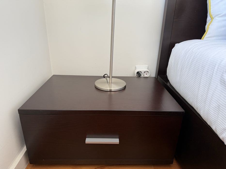 Cama madeira maciça 150 cms e mesinhas de cabeceira