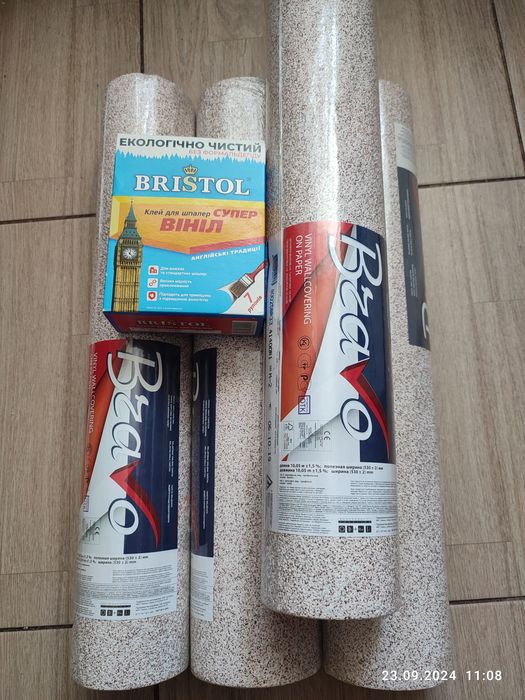 Вінілові шпалери. Чотири рулони.