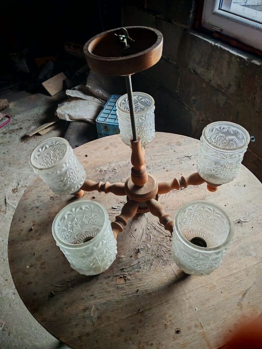 Żyrandol drewniany, mleczne szkło PRL