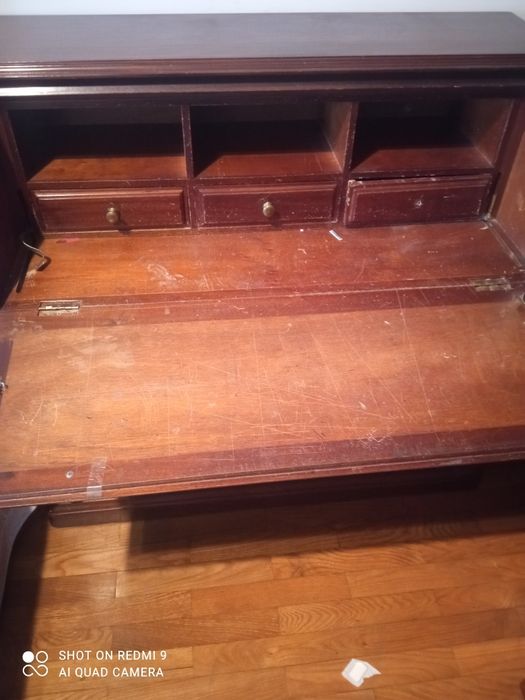 Secretaria com prateleiras