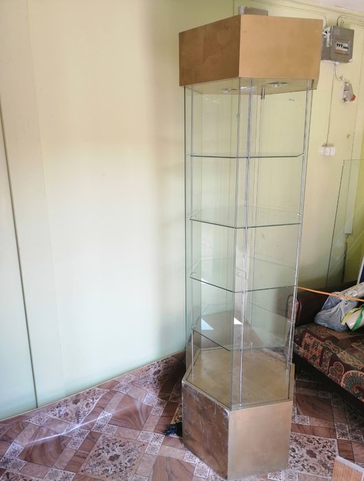 Witryna szklana z oświetleniem