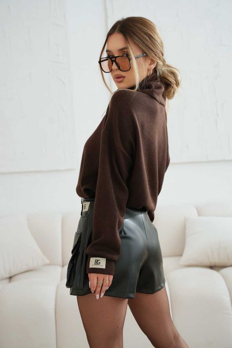 Sweter z wycięciem na ramię